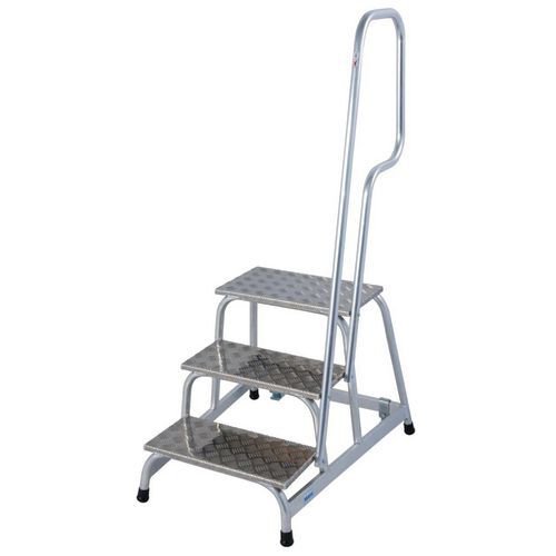 Mobile aluminium machinery steps with handrail Mobile aluminium machinery steps with handrail