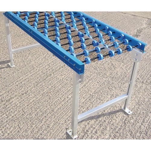 Gravity fed conveyor track - Skate wheels Gravity fed conveyor track - Skate wheels