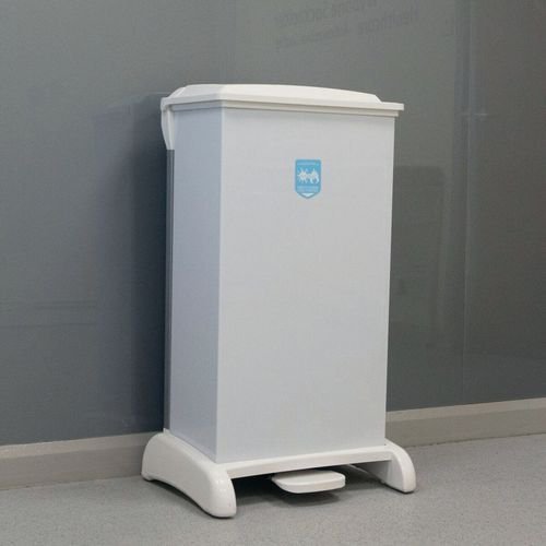 Pedal operated plastic fire retardant sackholder Pedal operated plastic fire retardant sackholder