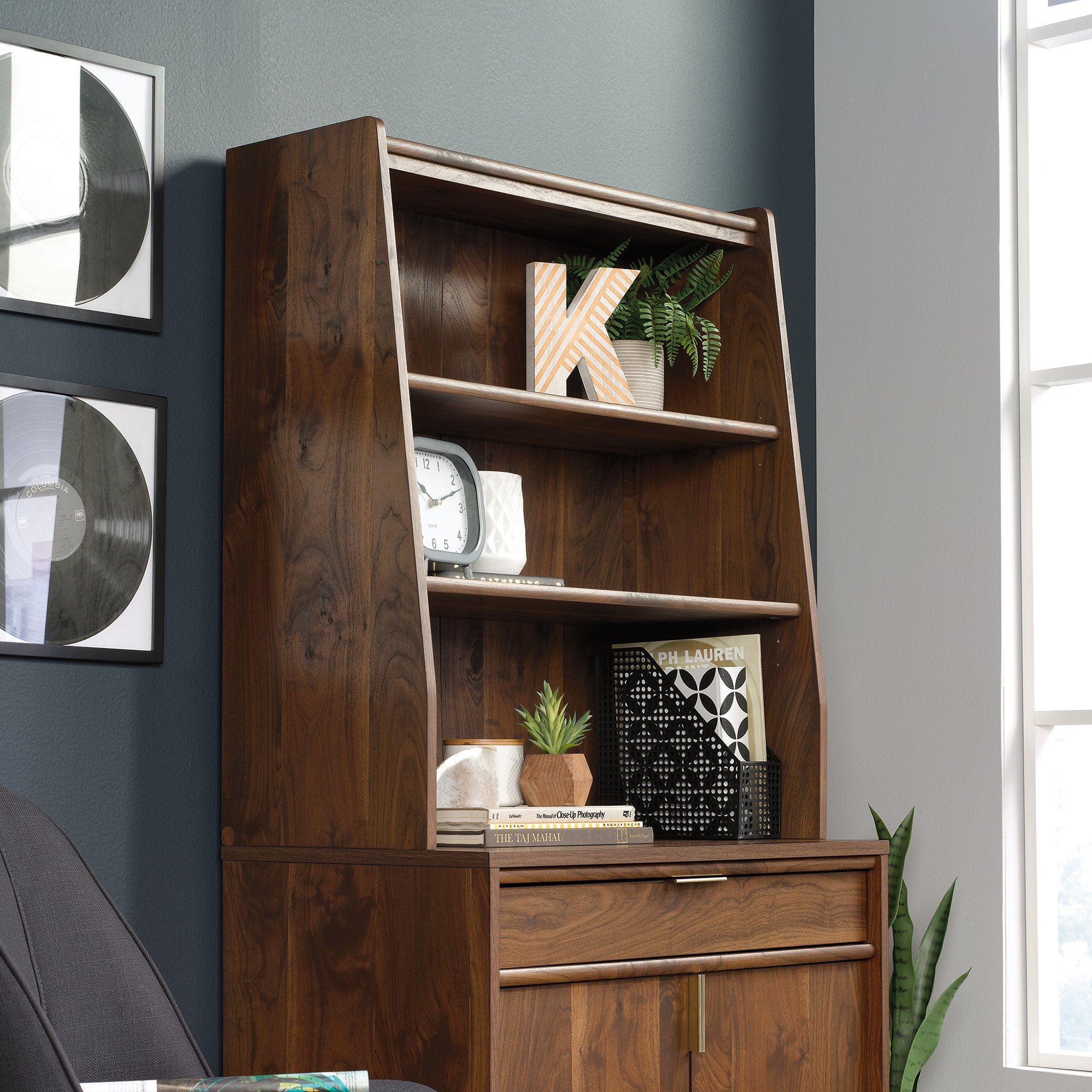 5421116 CLIFTON PLACE SIDEBOARD HUTCH