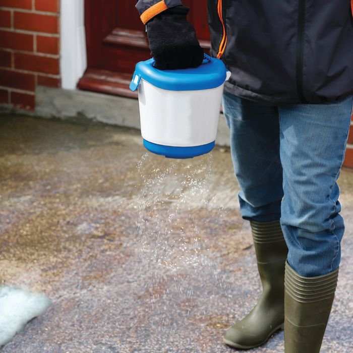 HAND HELD SALT SPREADER BLUE 4KG CAP